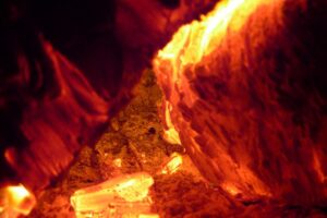 feu dans une poele à bois